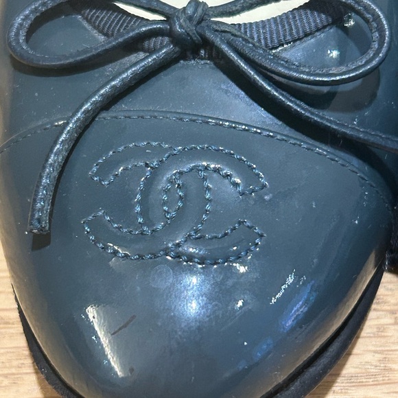 Authentic Chanel Patent Leather Ballerinas in Navy SZ 37.5 - Picture 3 of 13